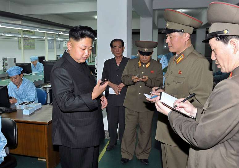 Kim Jong-Un visitou a fábrica que produz o aparelho no fim de semana
