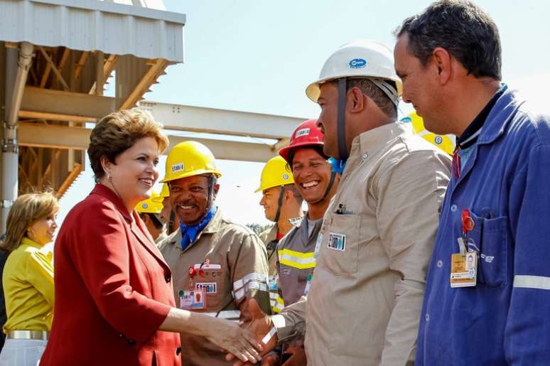 Presidente Dilma Rousseff cumprimenta trabalhadores durante cerimônia de inauguração do primeiro trecho do Sistema Logístico de Etanol Ribeirão Preto