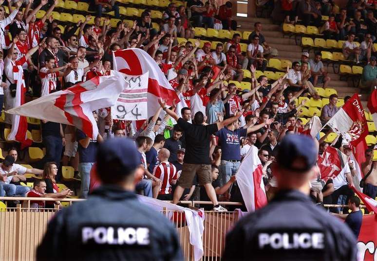 Policiais observam torcedores do Mônaco durante partida pela segunda divisão do futebol francês, em Mônaco, nesta foto de arquivo. Uma comissão de apelação cancelou a perda de dois pontos que havia sido imposta ao time no Campeonato Francês por incidentes ocorridos durante a celebração da recente conquista da segunda divisão, informou a Federação Francesa de Futebol nesta terça-feira. 04/05/2013