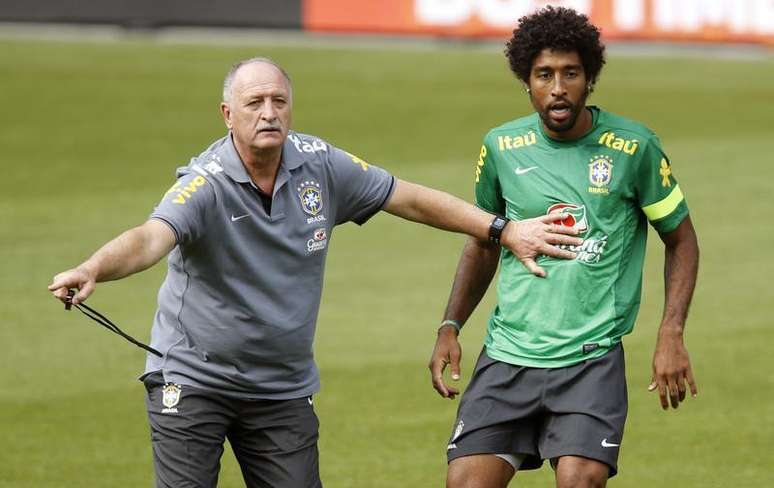 O t&eacute;cnico Luiz Felipe Scolari comanda treino do Brasil ao lado do zagueiro Dante nesta ter&ccedil;a-feira, v&eacute;spera de amistoso com a Su&iacute;&ccedil;a.