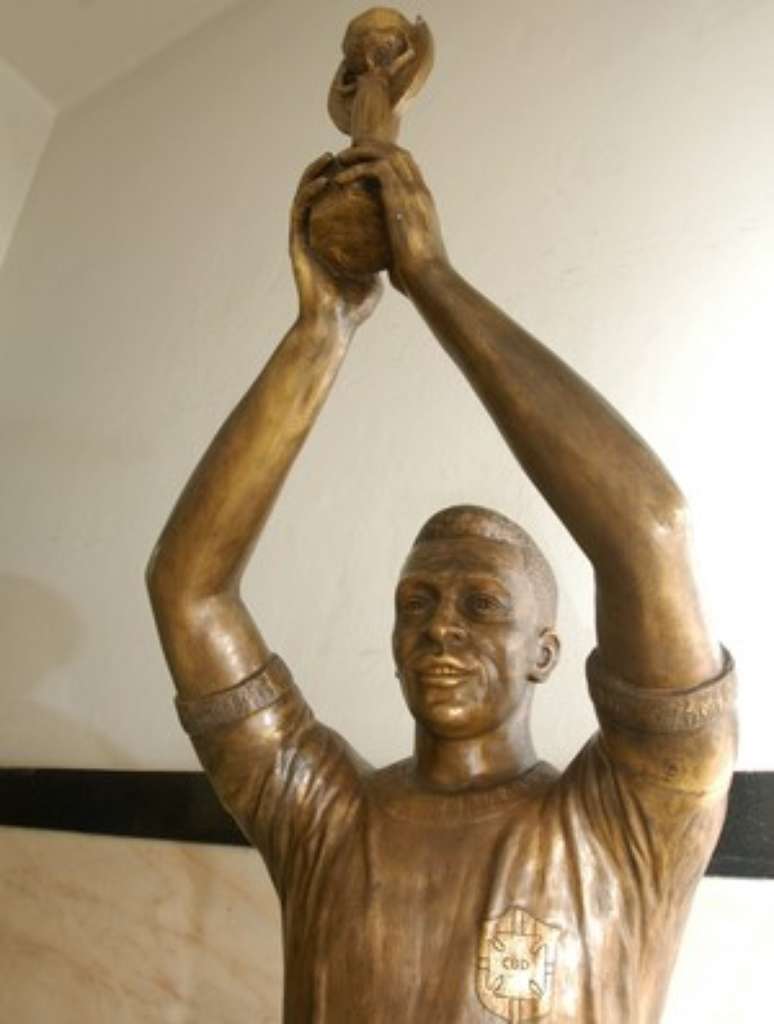 Estátua de Pelé teve braços arrancados em 2007 e, após restauro, volta à Fonte Nova