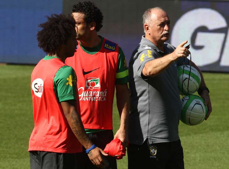<p>Felipão conversa com Marcelo, um dos jogadores que não deve atuar por 90 minutos contra a Suíça</p>