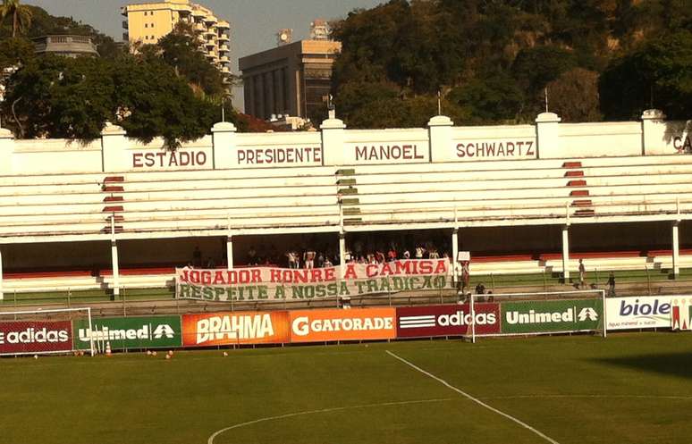 <p>Torcida xingou os atletas e estendeu faixa no momento em que eles entraram no campo para treinar</p>