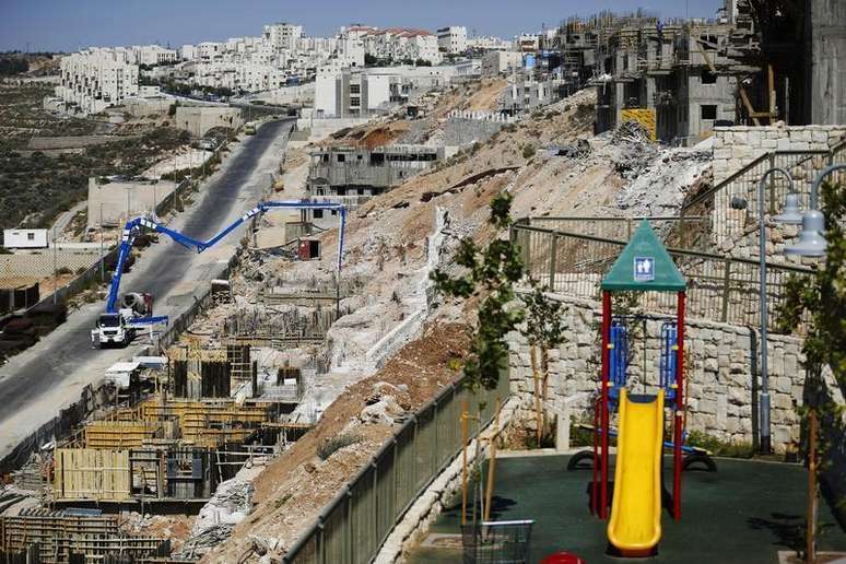 Vista geral da construção de prédios residenciais no assentamento judeu de Beitar Ilit, próximo a Bethlehem, na Cisjordânia. Moradias para colonos judeus estão surgindo em toda Jerusalém Oriental, e vias importantes estão sendo abertas para dar acesso a assentamentos na Cisjordânia ocupada. Israel acaba de autorizar a construção de 3.100 novos imóveis nos territórios conquistados na Guerra dos Seis Dias, em 1967. 11/08/2013.