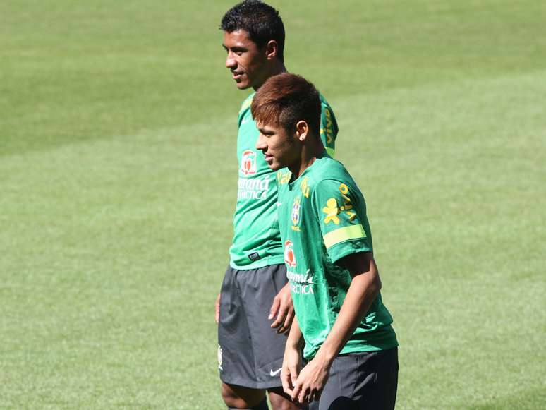 <p>Neymar e Paulinho deixaram o futebol brasileiro e agora atuam na Europa</p>