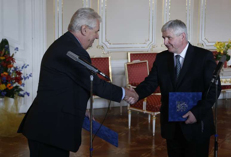 O presidente Milos Zeman (esq.) recebe a renúncia do premiê Jiri Rusnok