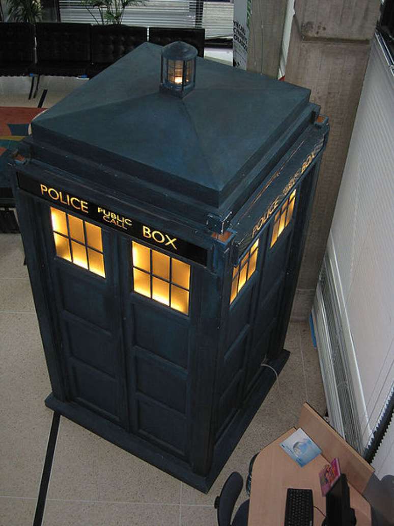 TARDIS é a máquina do tempo da série britânica Doctor Who