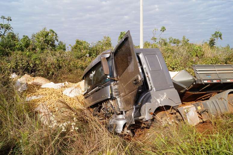 <p>Condutor do caminhão, que estava carregado de batatas, foi encaminhado ao Pronto Socorro de Casa Branca</p>