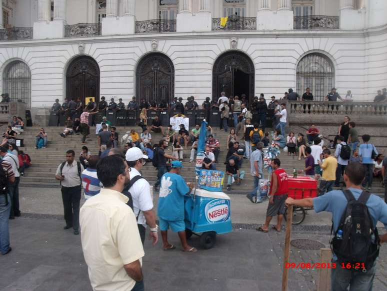 Tropa de Choque foi chamada e ficou do lado de fora do prédio para possíveis manifestações mais fortes