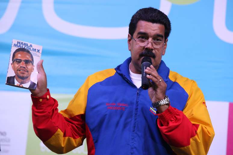 O presidente da Venezuela, Nicolás Maduro, anunciou nesta segunda-feira que vai declarar "emergência" nacional e pedir poderes especiais ao Parlamento para reformular as leis visando combater a corrupção, em um movimento qualificado de "caça às bruxas" pela oposição