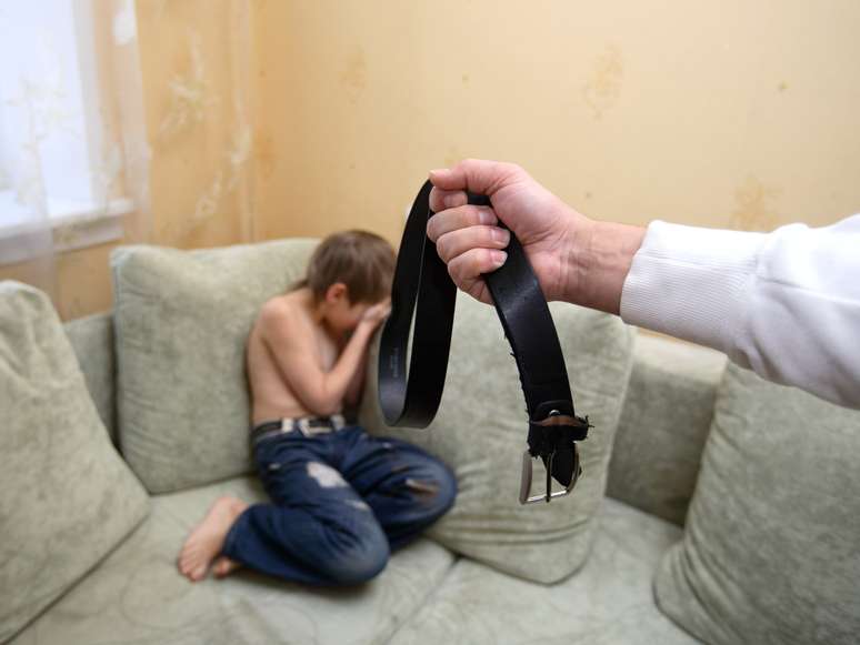 <p>Uma criança que lida com violência constante dentro da própria casa, passa a enxergar a agressão como algo natural</p>