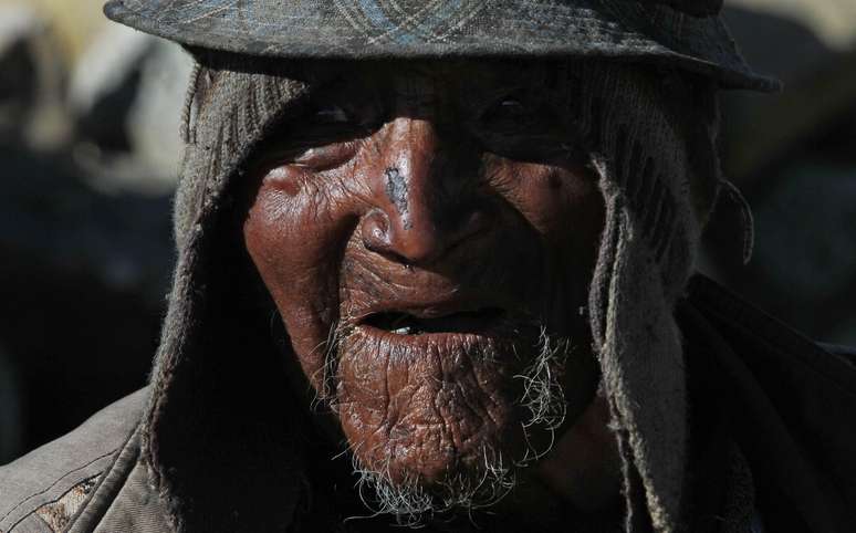 Talvez fosse de se esperar que ele estaria deitado em uma cama, quem sabe com algumas dificuldades para pensar e falar, mas o fato é que ele saiu caminhando da montanha por um caminho de pedras, sozinho e sem bengala, e prestou saudação com a mão erguida. Sentou-se então sobre uma rocha e começou a conversar amigavelmente