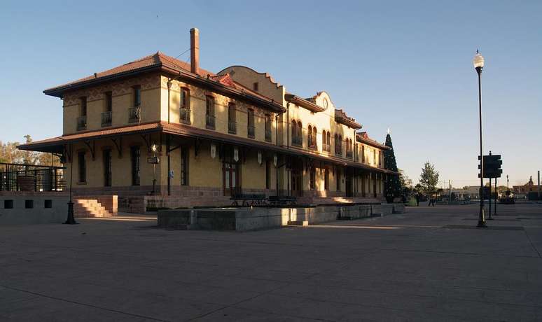 O Museu Ferroviário de Aguascalientes, no norte do México, não se contentou em reunir imagens e objetos para contar a história dos trens na região. Em 2003, a instituição surgiu como uma iniciativa para preservar a estação da cidade e seu armazém de cargas, inauguradas em 1911. A arquitetura da estação segue o estilo colonial californiano com alguns elementos de influência espanhola