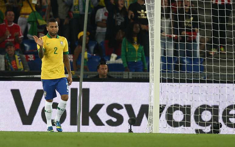 Daniel Alves lamenta após fazer gol contra que decretou a derrota do Brasil para a Suíça em amistoso