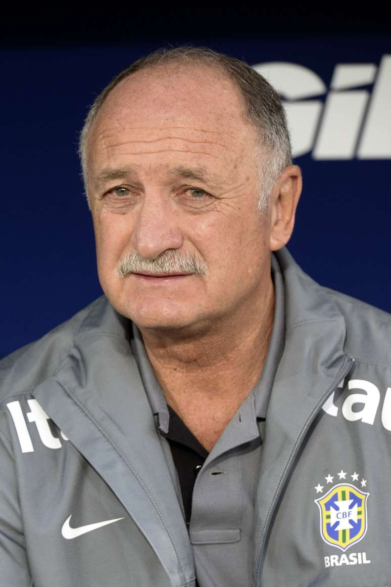 Luiz Felipe Scolari observa partida durante o primeiro tempo de Brasil x Suíça