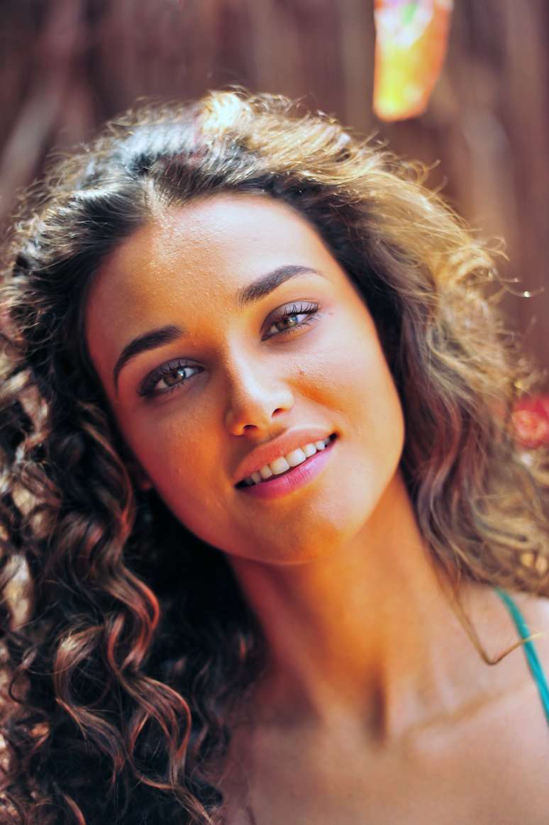 A atriz Débora Nascimento usa uma maquiagem natural para interpretar Taís, em Flor do Caribe 
