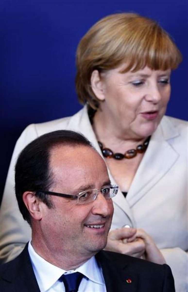 <p>Presidente da França, François Hollande, e chanceler da Alemanha, Angela Merkel,  também pediram às tropas ucranianas que suspendam a ofensiva contra posições rebeldes</p>