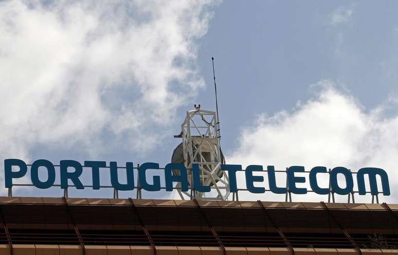 Antena vista no topo da sede da Portugal Telecom em Lisboa. A Portugal Telecom teve um lucro líquido de 257,3 milhões de euros no segundo trimestre de 2013, maior que o esperado, mas continua a sentir pressão nas vendas em seu mercado doméstico em recessão e no Brasil, reduzindo o dividendo anual para um terço, a 0,1 euro por ação. A Portugal Telecom teve um lucro líquido de 257,3 milhões de euros no segundo trimestre de 2013, maior que o esperado, mas continua a sentir pressão nas vendas em seu mercado doméstico em recessão e no Brasil, reduzindo o dividendo anual para um terço, a 0,1 euro por ação. 28/02/2013.