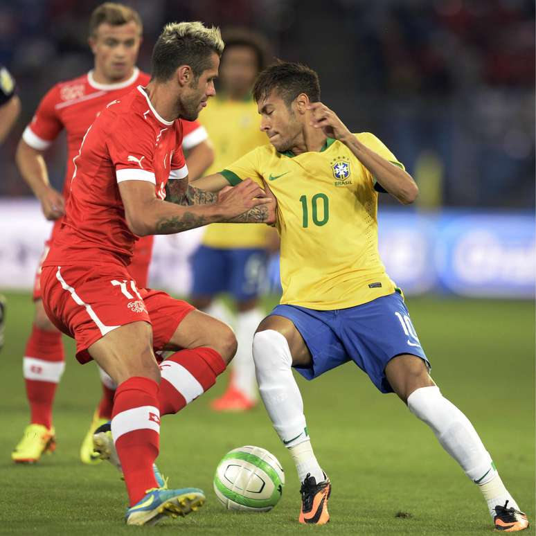 <p>Neymar teve dificuldades contra a conhecida forte marcação da Suíça </p>