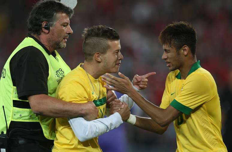 Ao fim da partida, torcedor invade o gramado para abraçar Neymar