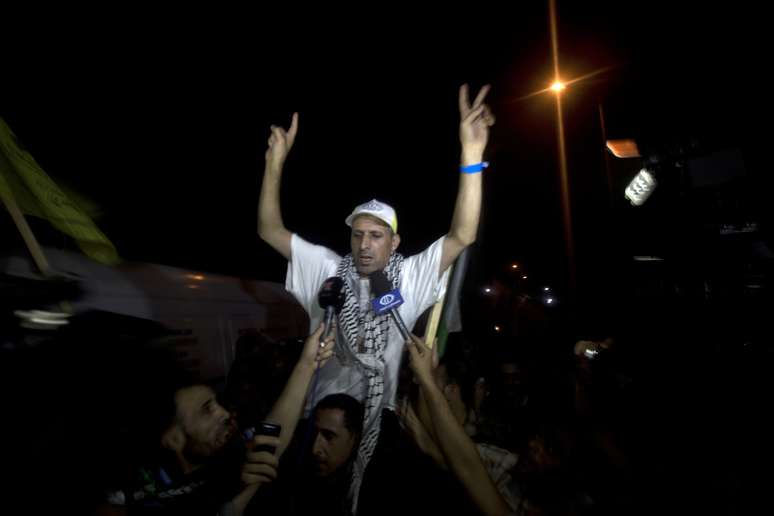 Prisioneiros libertados são recebidos com festa em Erez, perto da fronteira entre Israel e a Faixa de gaza