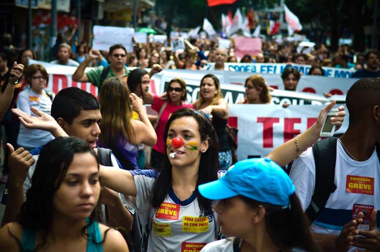 <p>Professores cobram melhores sal&aacute;rios e plano de carreira</p>