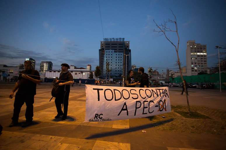 Manifestantes protestam contra projeto de lei apresentado na Assembleia Legislativa de São Paulo 