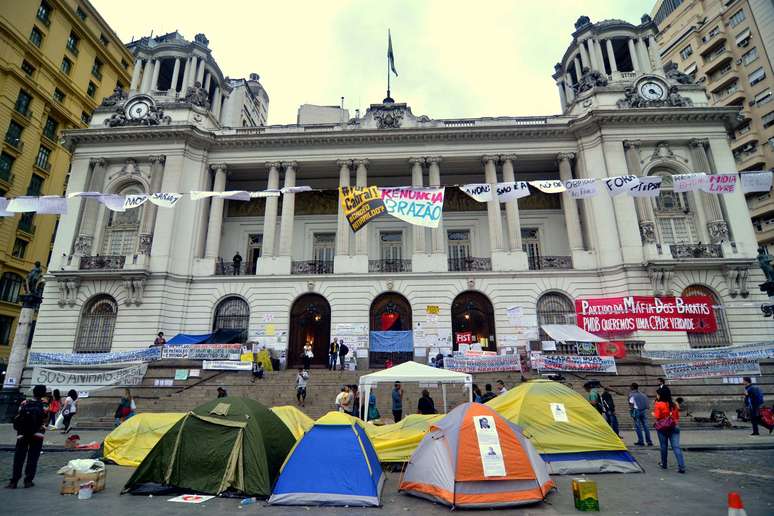 <p>Manifestantes também ocupam a frente da Câmara Municipal. Eles estão acampados em frente ao prédio e demonstram apoio ao grupo que está ocupando a Casa</p>