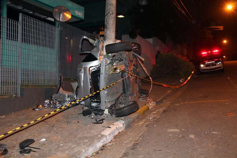 Três suspeitos em fuga bateram o veículo contra um poste na rua Padre Machado
