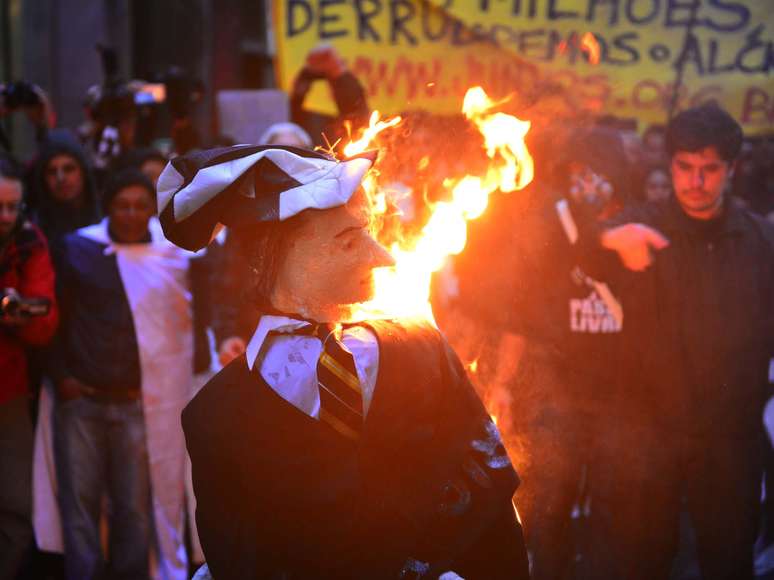 <p>Os manifestantes queimaram um boneco que representava o governador de São Paulo, Geraldo Alckmin (PSDB)</p>