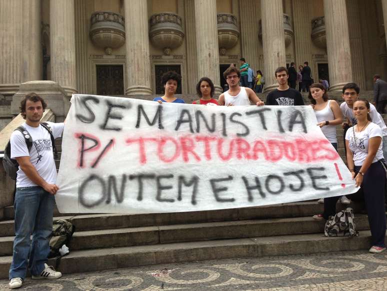 Grupo protesta na escadaria da Alerj antes da audiência, no Rio