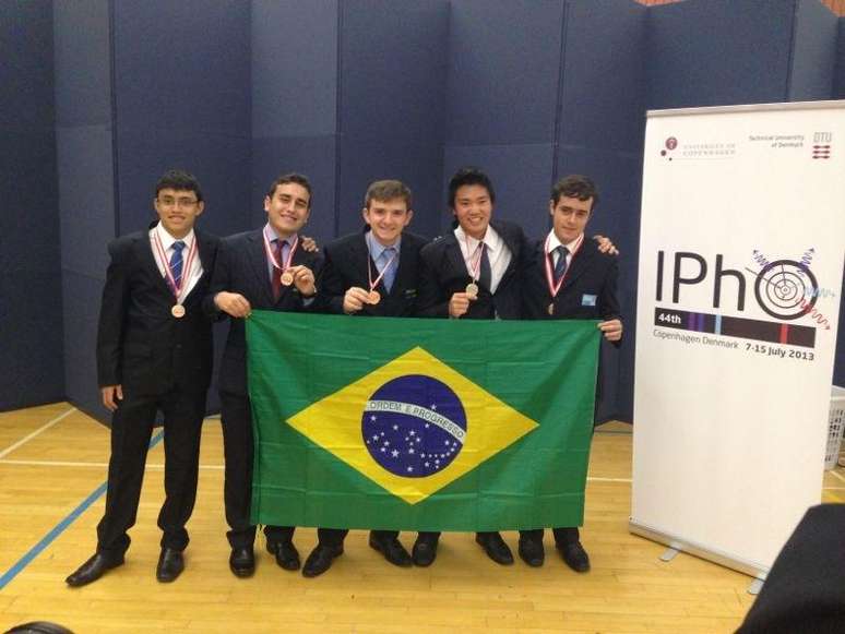 <p>Com a prata na Olimp&iacute;ada de F&iacute;sica, o estudante do 3&ordm; ano do Ensino M&eacute;dio foi o melhor qualificado entre todos os concorrentes de pa&iacute;ses Ibero-Americanos</p>