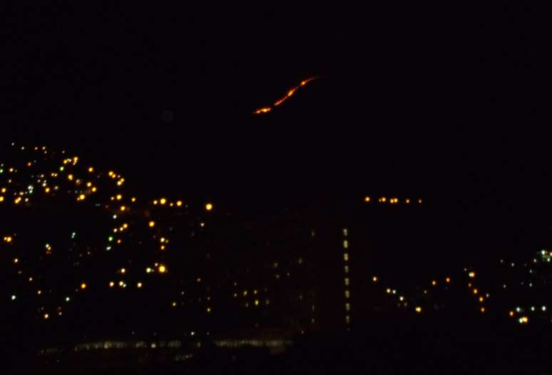 De longe era possível observar o fogo que atingia a vegetação na zona norte do Rio de Janeiro na noite de terça-feira