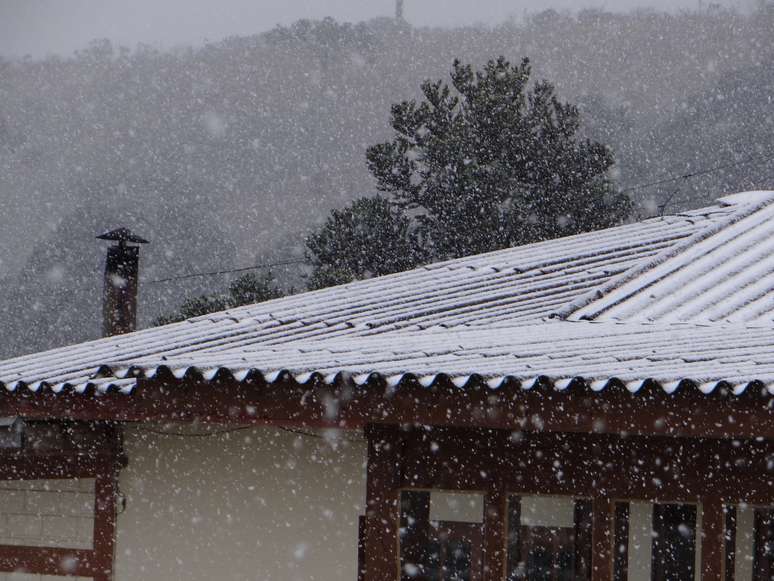 <p>Em São Joaquim, Santa Catarina, a previsão é que a neve se repita durante o dia na cidade</p>