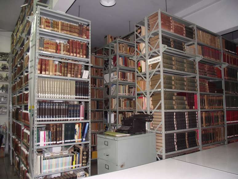 Biblioteca tem acervo de 120 mil livros