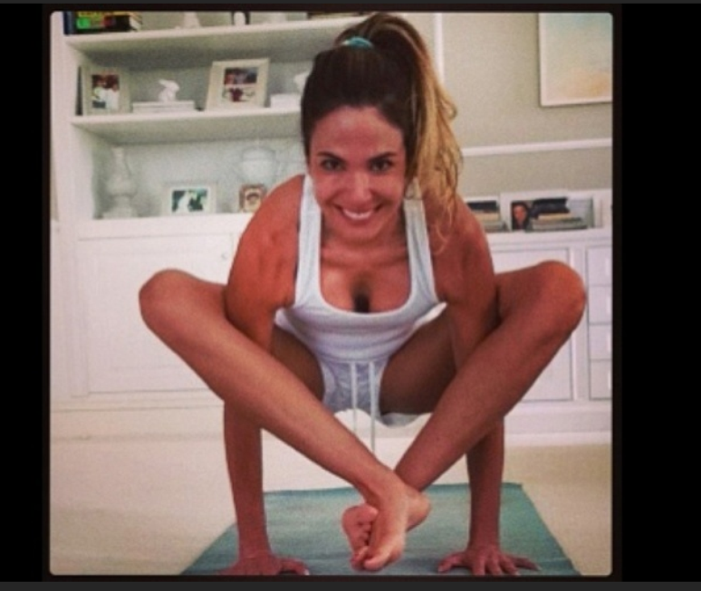 <p>Luciana Gimenez compartilha com f&atilde;s looks escolhidos, refei&ccedil;&otilde;es e at&eacute; posturas de ioga nas redes sociais</p>