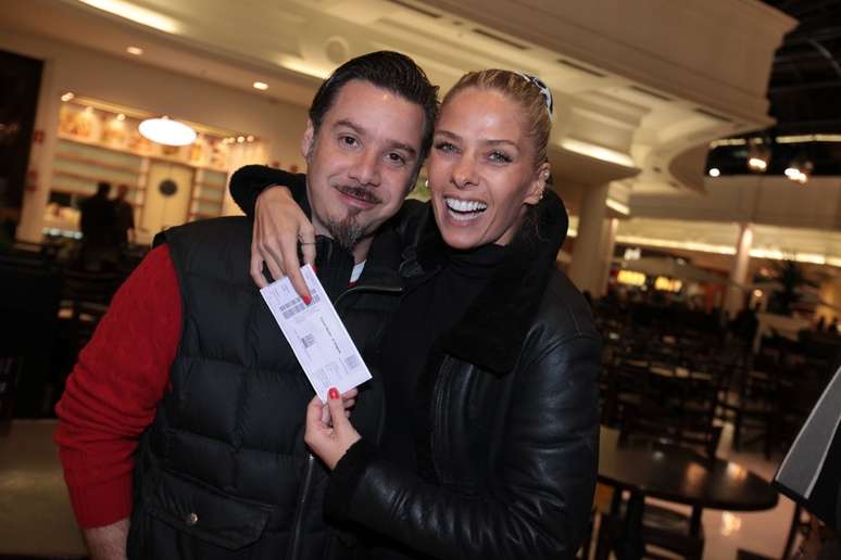 <p>Em cartaz no Teatro Folha, em S&atilde;o Paulo, com a pe&ccedil;a I Love Neide 2  A Viagem, Eduardo Martini recebeu famosos na noite de quarta-feira (14). Na foto Alexandre I&oacute;dice e Adiane Galisteu</p>