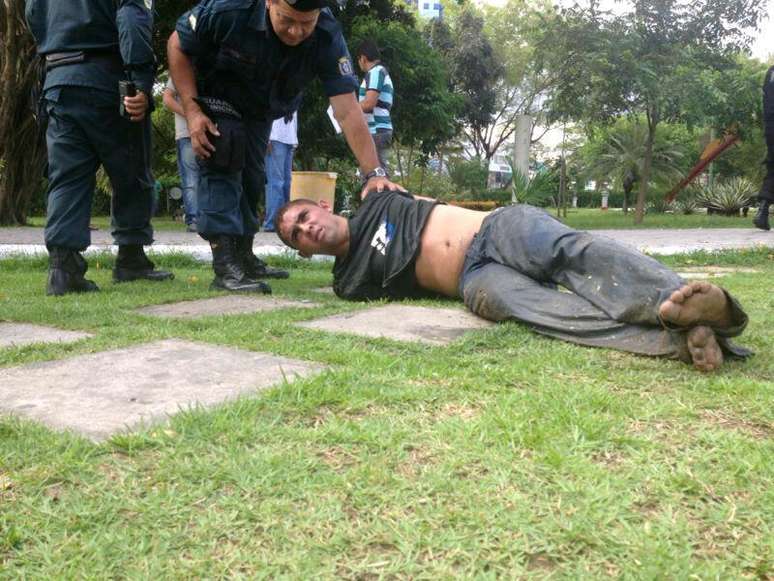 <p>Após a ação, a dupla de assaltantes correu para um parque municipal dos Bilhares, que fica ao lado do shopping, onde um foi preso e outro, baleado</p>