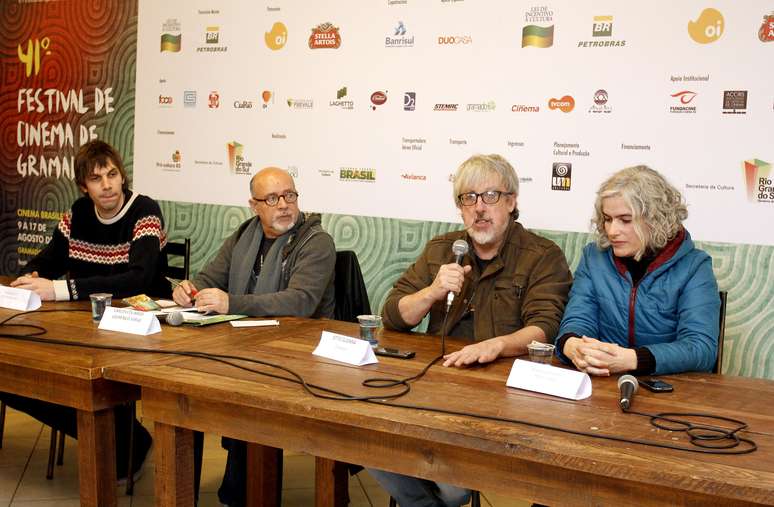 Equipe de Até Que a Esbórnia nos Separe durante entrevista coletiva em Gramado