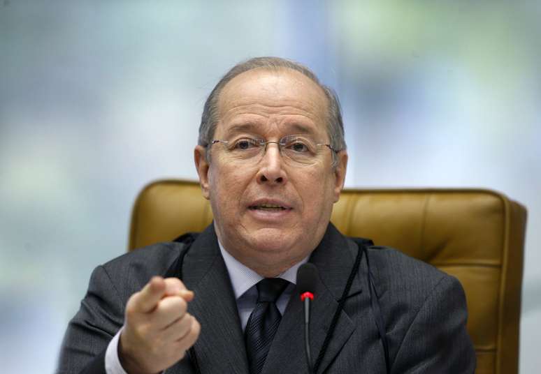 <p>Celso de Mello defendeu embargos infringentes na primeira sessão de julgamento do processo do mensalão</p><p> </p>