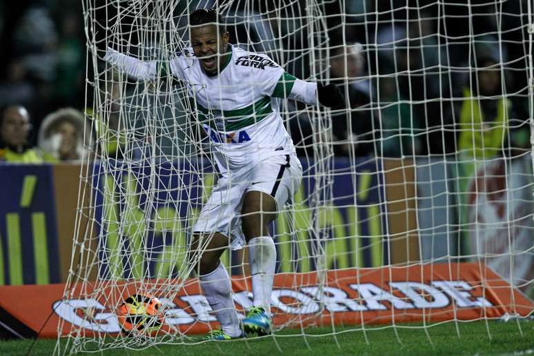 <p>Gol polêmico de Bill no último minuto contra Coritiba revoltou jogadores da Portuguesa</p>