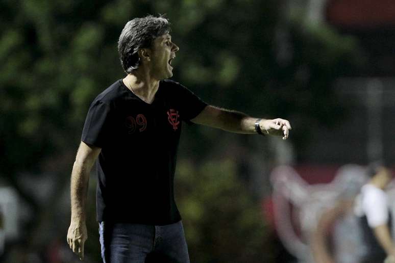 <p>Caio Junior terá que colocar jovens da base do Vitória nas laterais diante do Cruzeiro</p>