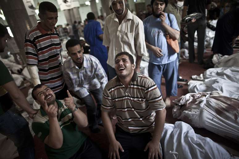Egípcio chora ao lado de corpos em mesquita no Cairo 