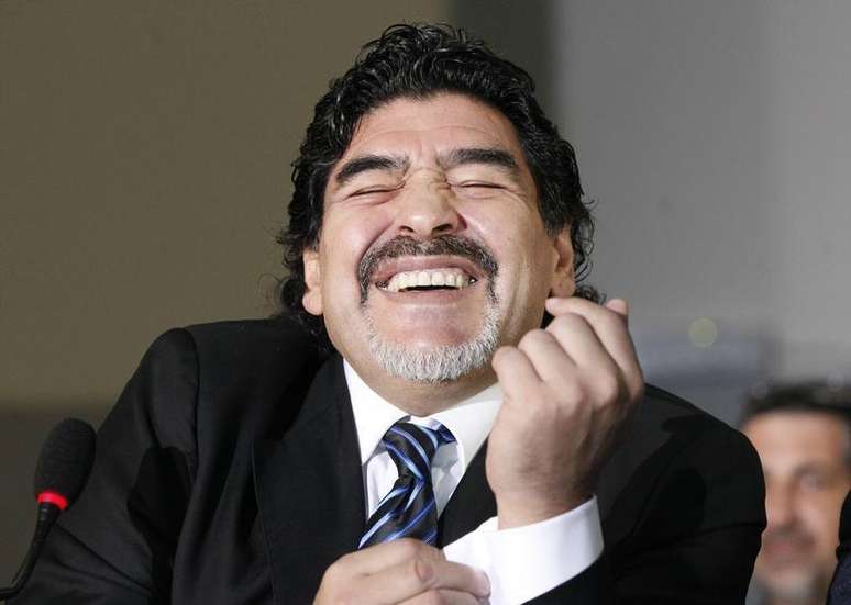 Diego Maradona sorri durante coletiva de imprensa em fevereiro deste ano, em Nápoles, Itália. A estrela do futebol vai assessorar uma equipe da quinta divisão do futebol da Argentina. 26/02/2013