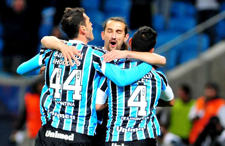 <p>Gr&ecirc;mio superou dificuldades no in&iacute;cio para conquistar uma importante vit&oacute;ria em casa nesta quarta-feira: diante do l&iacute;der Cruzeiro, o time ga&uacute;cho venceu por 3 a 1 e entrou no G-4 do Campeonato Brasileiro</p>