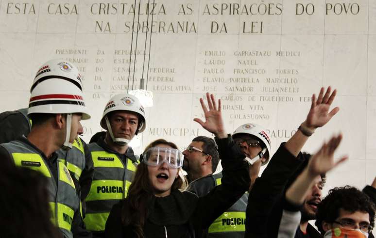 Dentro da Câmara, os manifestantes que entraram para falar com os vereadores, ameaçaram ocupar o prédio, mas acabaram cedendo, depois de um acordo com os membros da Casa