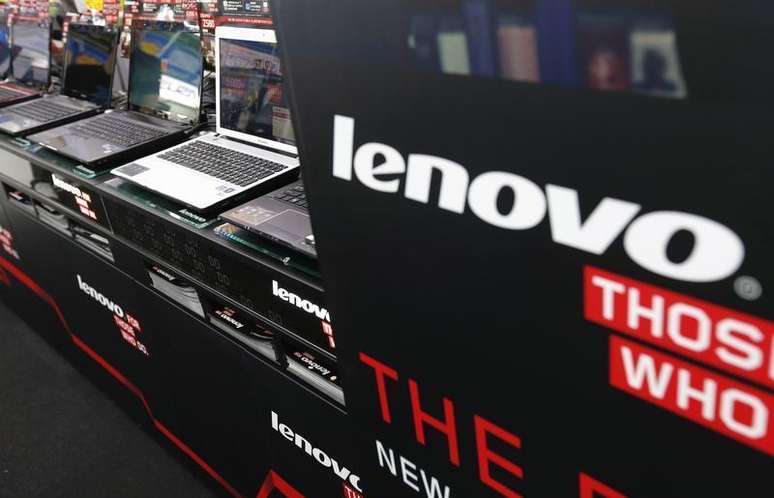 Computadores da marca Lenovo são expostos em loja de eletrônicos de Tóquio. Maior fabricante de computadores pessoais do mundo, a Lenovo divulgou no final da quarta-feira alta de 23 por cento no lucro líquido de abril a junho, num desempenho acima do esperado pelo mercado, impulsionado pelo avanço da empresa nos segmentos de celulares inteligentes e tablets. 5/9/2012