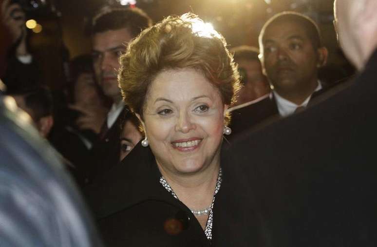Presidente Dilma Rousseff chega ao aeroporto Silvio Pettirossi, em Assunção. Dilma, que participa nesta quinta-feira da cerimônia de posse do presidente eleito do Paraguai, Horácio Cartes, afirmou que o novo líder paraguaio vai possibilitar uma melhora nas relações entre os dois países. 14/08/2013.