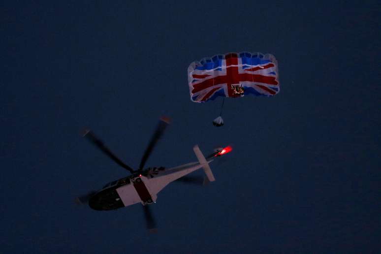 <p>Mark Sutton desceu de paraquedas no Est&aacute;dio Ol&iacute;mpico de Londres na abertura da Olimp&iacute;ada de 2012</p>