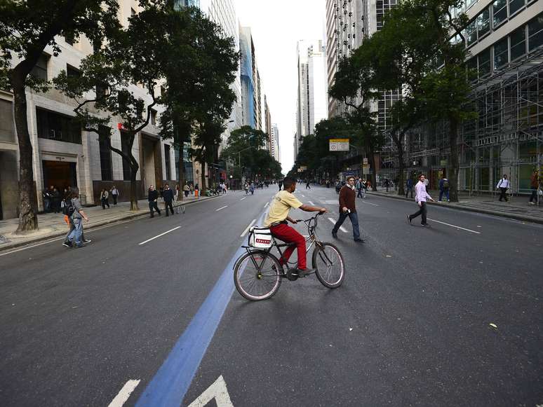 "Meu amigo, não vou reclamar, não, ficou mais fácil minha vida, estou entregando as marmitas rapidinho", comemorou o entregador Luís Henrique Rodrigues, 19 anos, que com sua bicicleta ganhou "pelo menos uns cinco minutos por cada entrega"